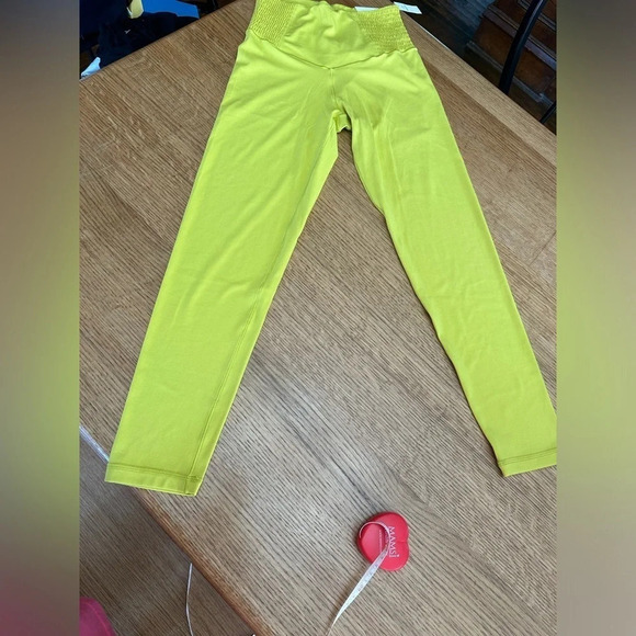 OFFLINE By Aerie Real Me Smocked Legging size medium chartreuse - Picture 7 of 12
